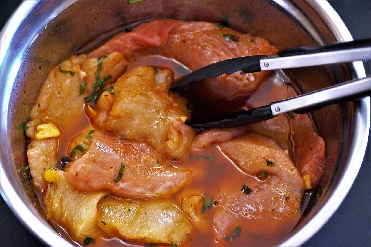 Comment réussir une marinade savoureuse et facile découvrez nos recettes de marinades savoureuses pour sublimer vos viandes, poissons et légumes. astuces simples et ingrédients frais pour un goût intense.