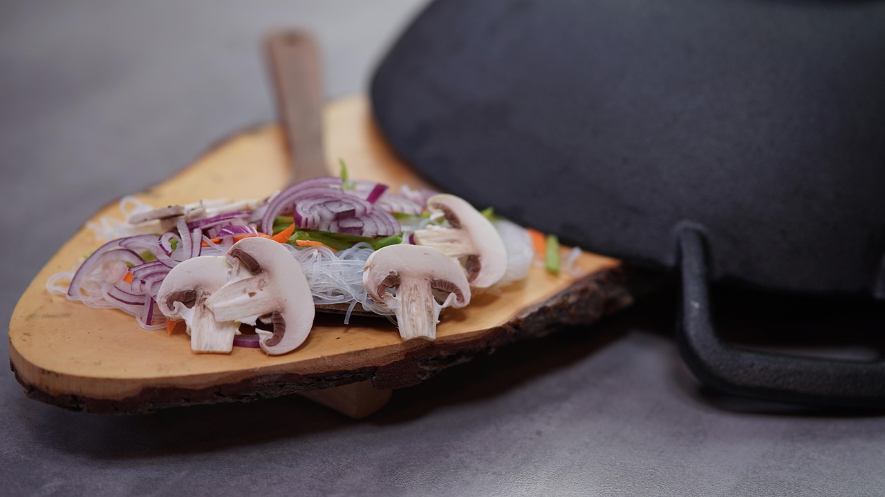 Comment utiliser un wok pour cuisiner des plats savoureux et rapides