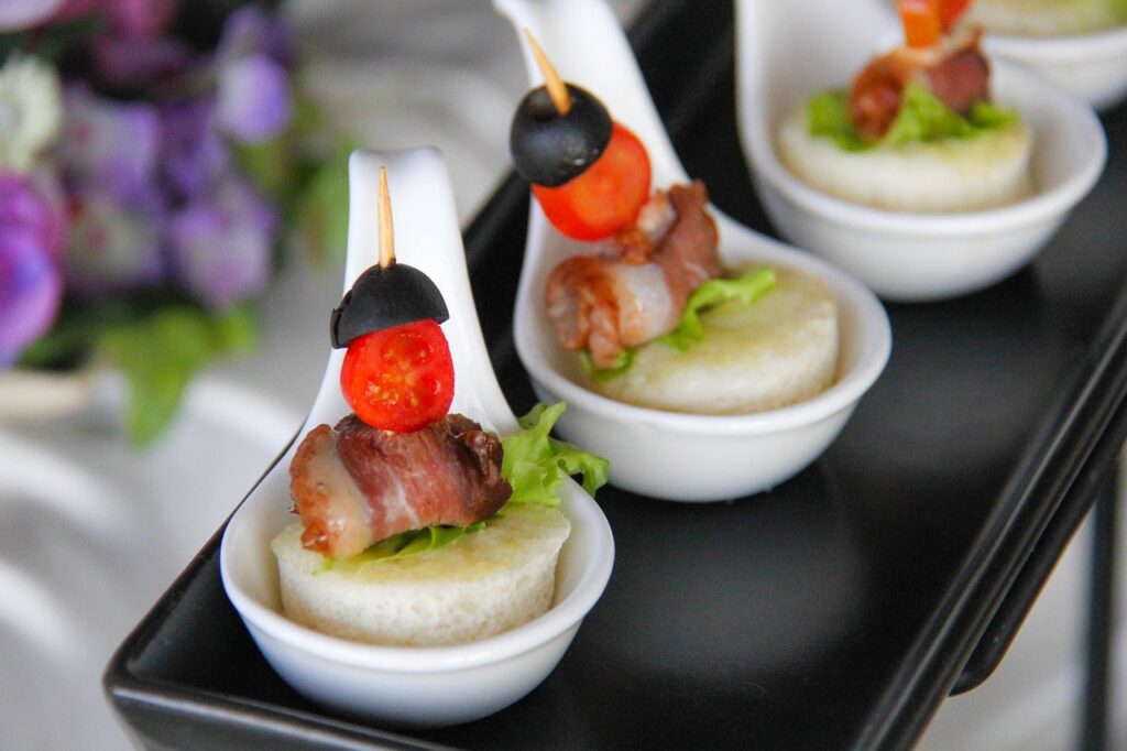 d&eacute;couvrez notre buffet d'ap&eacute;ritifs vari&eacute;s, parfait pour vos r&eacute;ceptions et &eacute;v&eacute;nements. savourez une s&eacute;lection d&eacute;licieuse et conviviale pour tous les go&ucirc;ts.